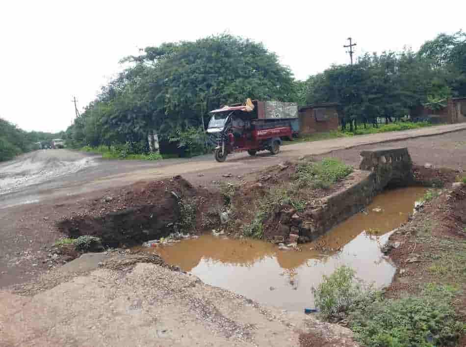 अकलोरडीह चौक का सड़क किनारे गड्ढा बना मुसीबत, हादसों का बढ़ा खतरा