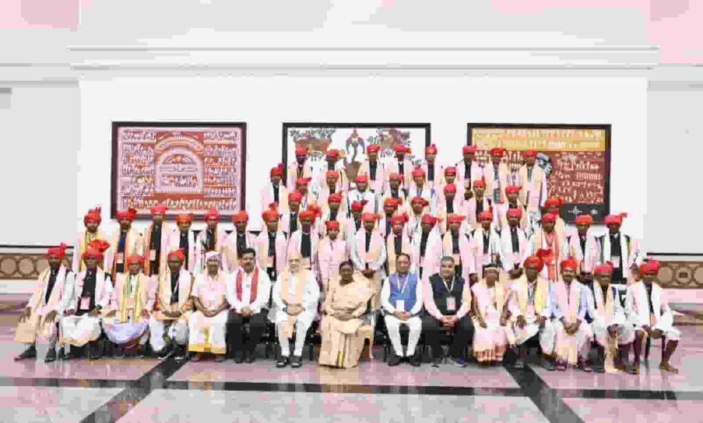 राष्ट्रपति भवन में बस्तर पंडुम-2026 के विजेताओं और जनजातीय प्रतिनिधियों का विशेष सम्मान