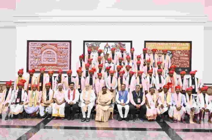 राष्ट्रपति भवन में बस्तर पंडुम-2026 के विजेताओं और जनजातीय प्रतिनिधियों का विशेष सम्मान