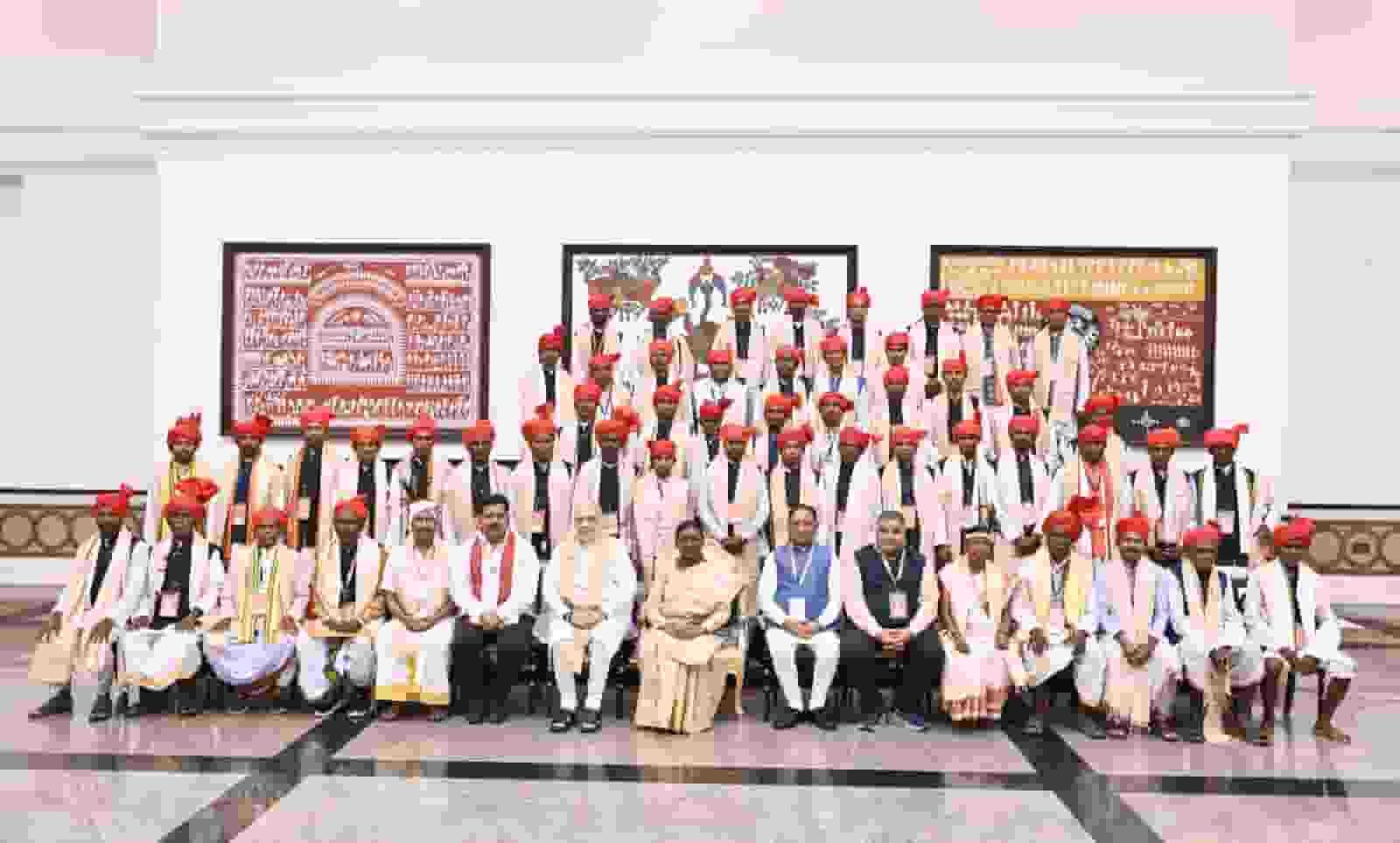 राष्ट्रपति भवन में बस्तर पंडुम-2026 के विजेताओं और जनजातीय प्रतिनिधियों का विशेष सम्मान