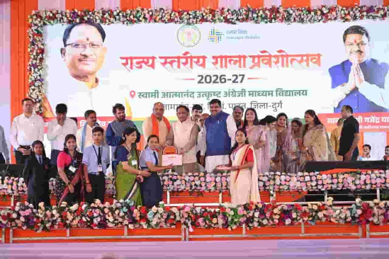 मुख्यमंत्री विष्णुदेव साय ने नवप्रवेशी बच्चों का किया आत्मीय स्वागत