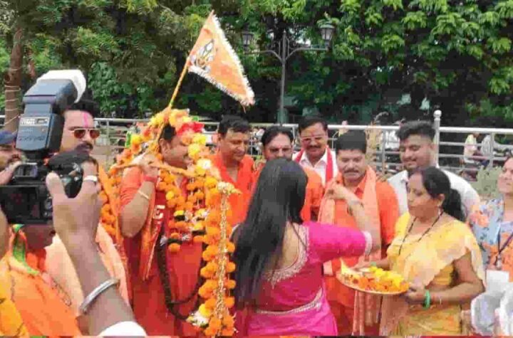अहिवारा में हजारों कांवड़ियों ने भुईफोड़ शिवलिंग का जलाभिषेक किया