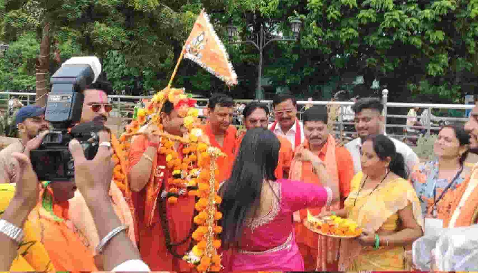 अहिवारा में हजारों कांवड़ियों ने भुईफोड़ शिवलिंग का जलाभिषेक किया