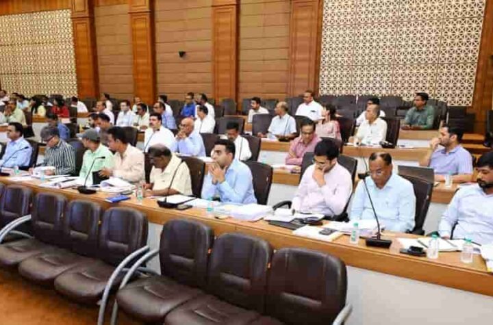 लोक निर्माण सचिव ने सड़क एवं भवन निर्माण कार्यों की समीक्षा की