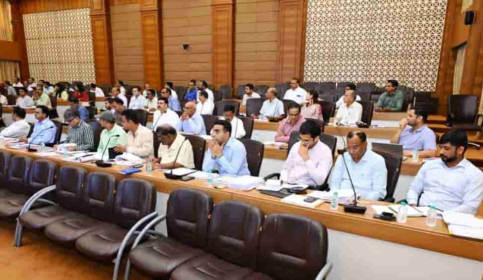 लोक निर्माण सचिव ने सड़क एवं भवन निर्माण कार्यों की समीक्षा की