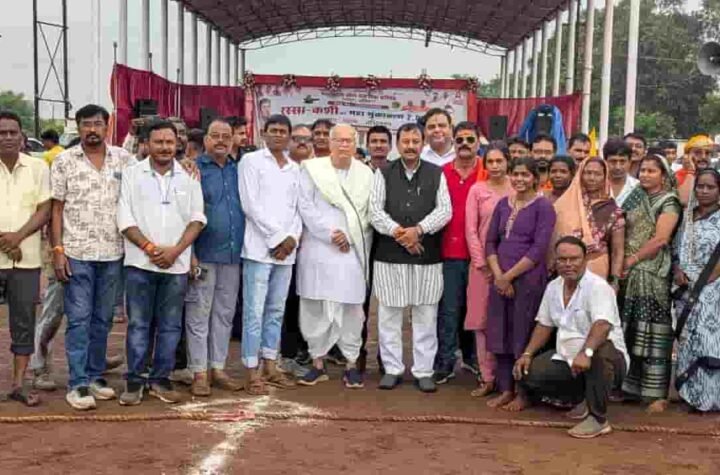 अहिवारा में महिला-पुरुष टीमों के बीच रस्साकशी प्रतियोगिता आयोजित