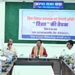तोखन साहू ने विकास योजनाओं और निर्माण कार्यों को समय पर पूरा करने के निर्देश दिए