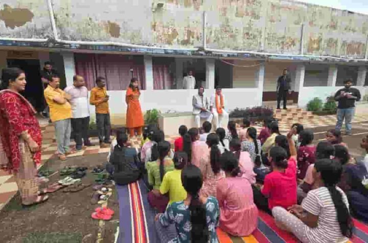 मंत्री रामविचार नेताम ने पोस्ट मैट्रिक आदिवासी कन्या छात्रावास का किया आकस्मिक निरीक्षण