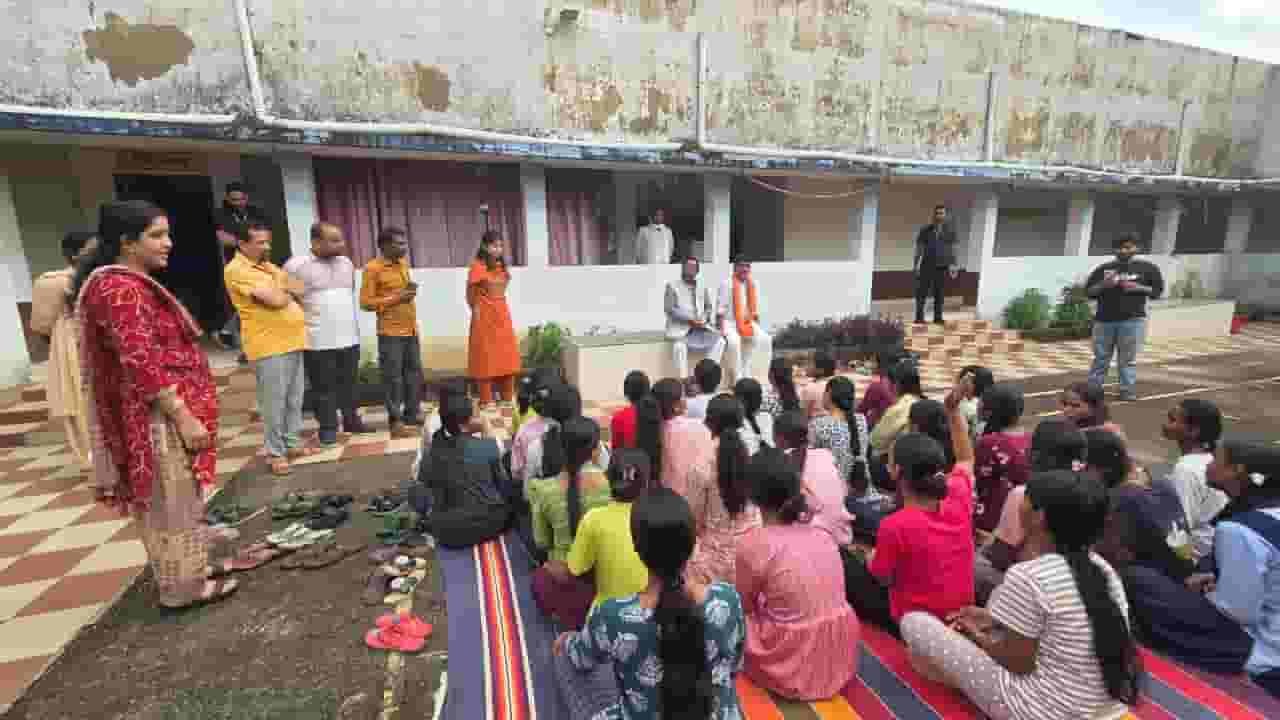 मंत्री रामविचार नेताम ने पोस्ट मैट्रिक आदिवासी कन्या छात्रावास का किया आकस्मिक निरीक्षण