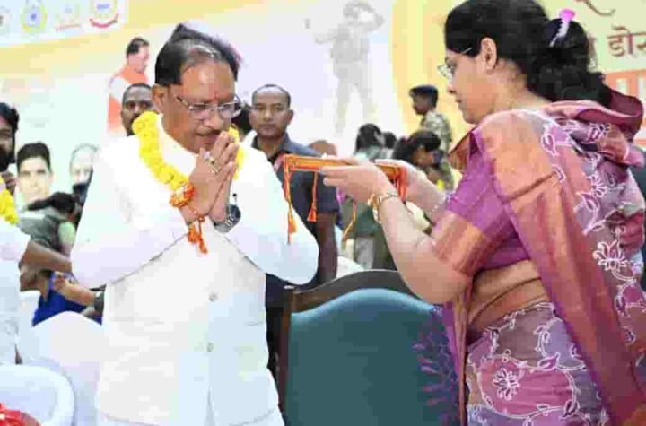 माधुरी जी से राखी बंधवाकर भावुक हुए मुख्यमंत्री साय
