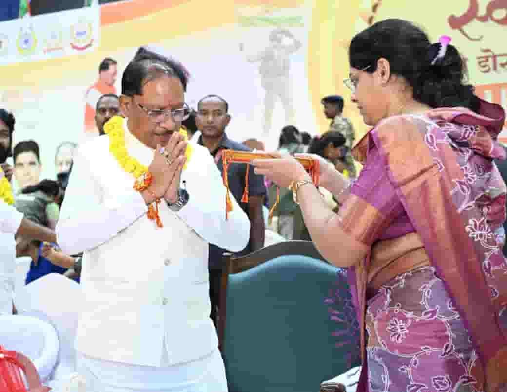 माधुरी जी से राखी बंधवाकर भावुक हुए मुख्यमंत्री साय