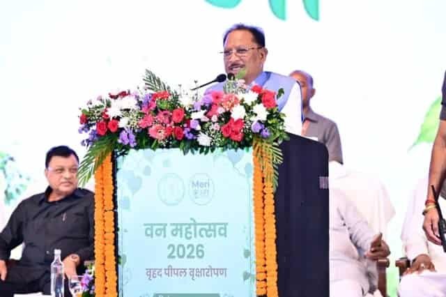 मुख्यमंत्री विष्णुदेव साय ने अपनी माँ के नाम पर लगाया पीपल का पौधा, वन महोत्सव-2026 का हुआ शुभारंभ
