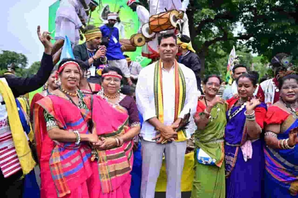 आदिवासी गौरव का दिखा भव्य रंग! विश्व आदिवासी दिवस पर हजारों की रैली, पारंपरिक वेशभूषा में उमड़ा समाज