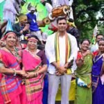 आदिवासी गौरव का दिखा भव्य रंग! विश्व आदिवासी दिवस पर हजारों की रैली, पारंपरिक वेशभूषा में उमड़ा समाज