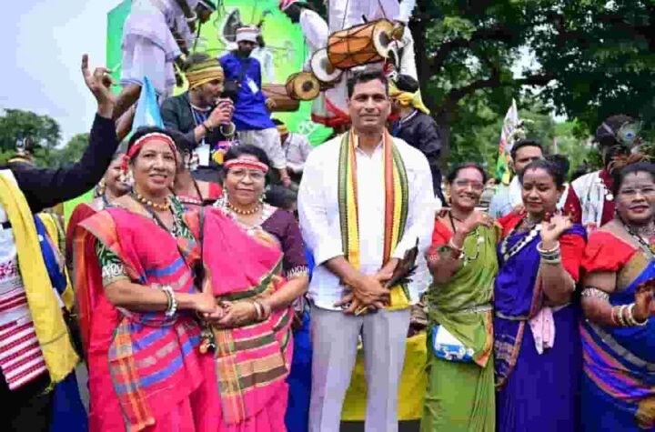 आदिवासी गौरव का दिखा भव्य रंग! विश्व आदिवासी दिवस पर हजारों की रैली, पारंपरिक वेशभूषा में उमड़ा समाज