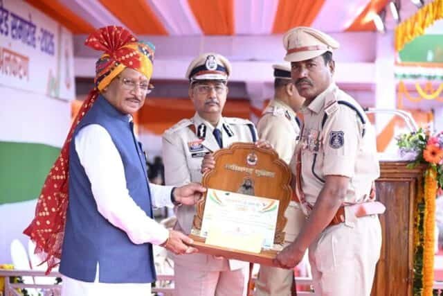 मुख्यमंत्री साय ने उत्कृष्ट सेवा के लिए पुलिस एवं नगर सेना के अधिकारी-कर्मचारियों को सम्मानित किया