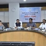 श्रमिक परिवारों को शासन की योजनाओं का लाभ दिलाने पर जोर