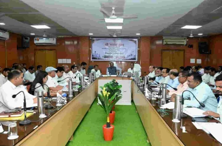 उप मुख्यमंत्री अरुण साव ने विकास कार्यों और योजनाओं के क्रियान्वयन की समीक्षा की
