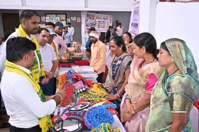 हुनर की धरती से बाजार तक—जनजातीय कलाकारों की कला को मिली नई पहचान