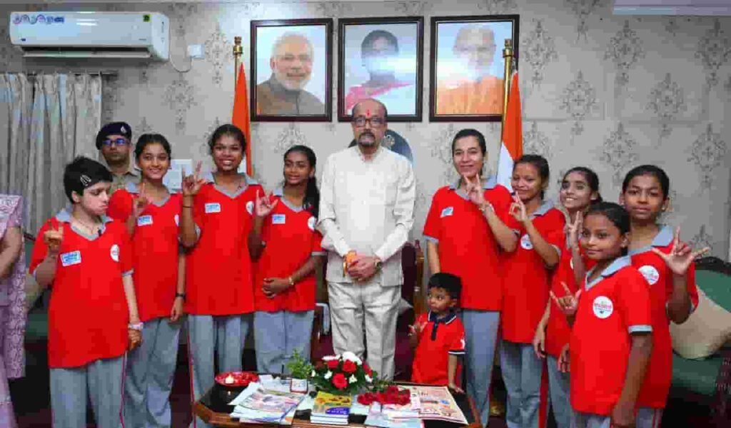 दिव्यांग बच्चों ने राज्यपाल रमेन डेका को बांधा रक्षा सूत्र
