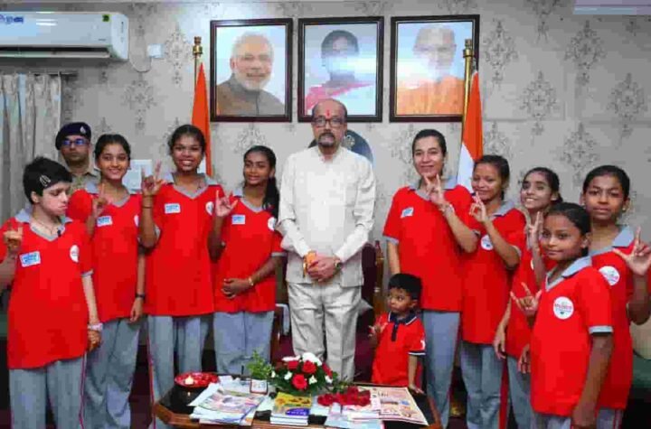 दिव्यांग बच्चों ने राज्यपाल रमेन डेका को बांधा रक्षा सूत्र
