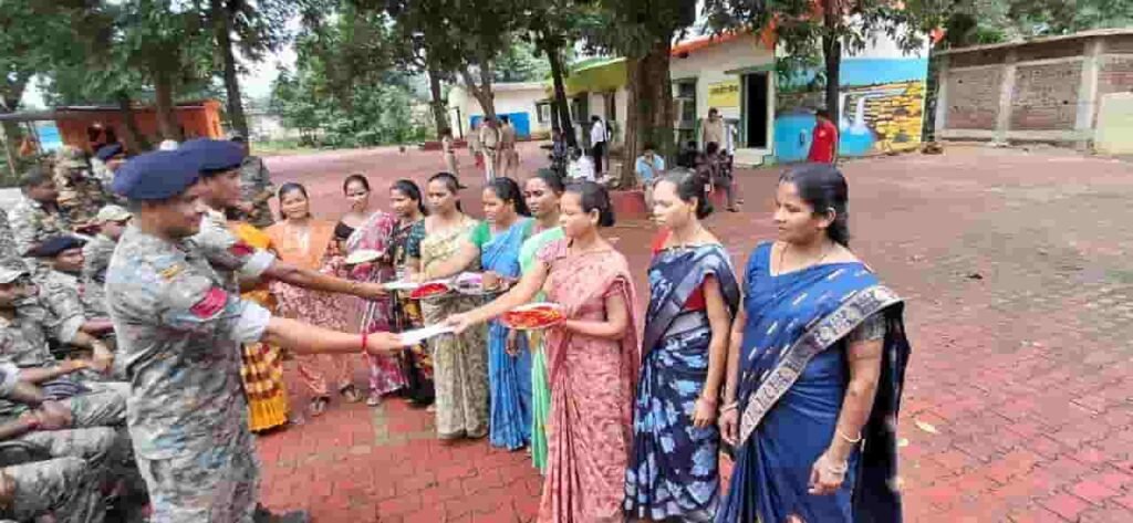 बस्तर में राखी ने बदली दुश्मनी की परिभाषा, जहां कभी बंदूक थी वहां बंधा रिश्तों का धागा