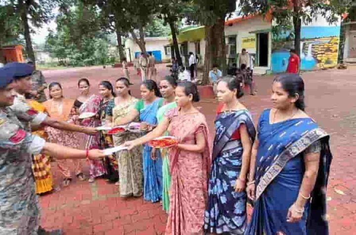 बस्तर में राखी ने बदली दुश्मनी की परिभाषा, जहां कभी बंदूक थी वहां बंधा रिश्तों का धागा