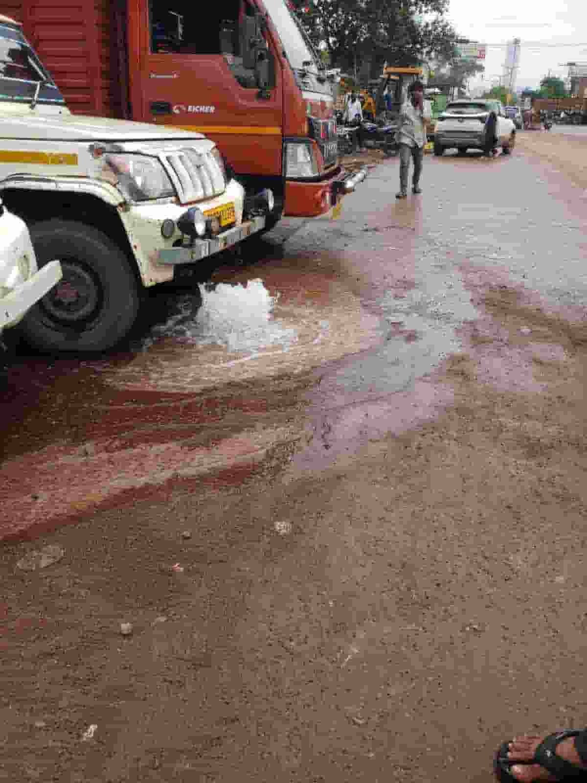 बूंद-बूंद की कीमत के बीच पानी की बर्बादी—निगम क्षेत्र में रोज बह रहा लाखों लीटर पेयजल