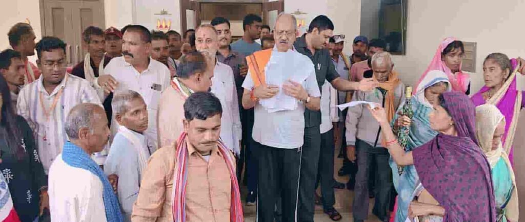 12 साल बाद भी नहीं बना ग्राम पंचायत भवन, ग्रामीणों ने प्रशासन से लगाई गुहार