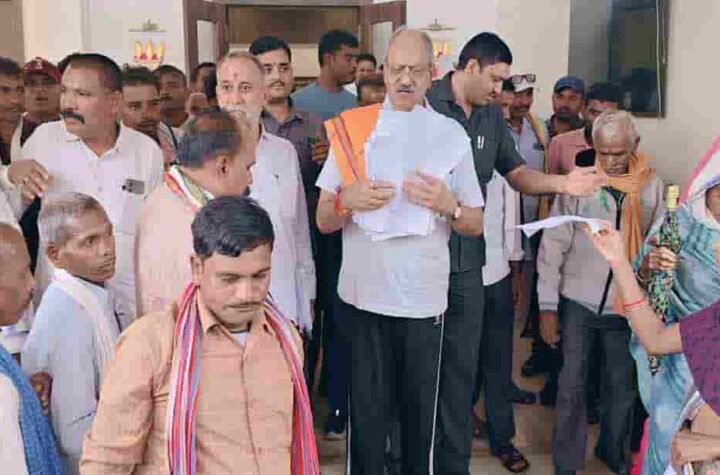 12 साल बाद भी नहीं बना ग्राम पंचायत भवन, ग्रामीणों ने प्रशासन से लगाई गुहार