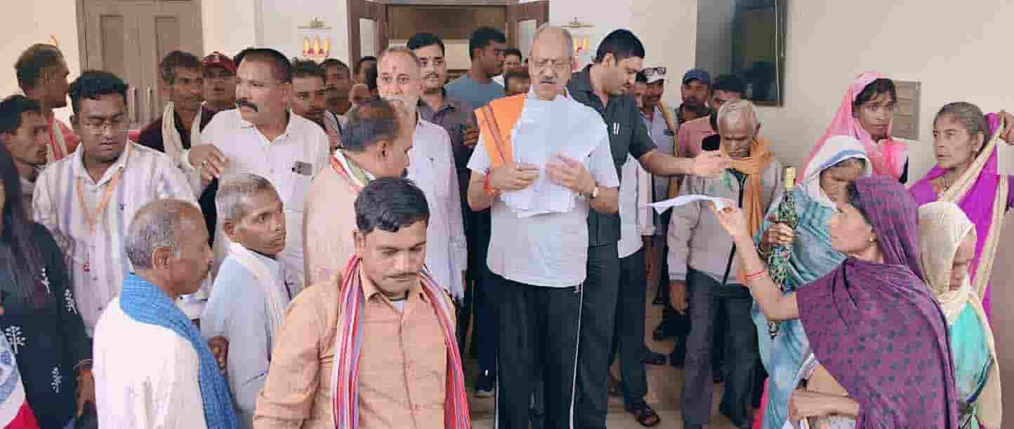 12 साल बाद भी नहीं बना ग्राम पंचायत भवन, ग्रामीणों ने प्रशासन से लगाई गुहार