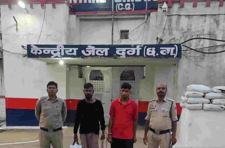 पुरानी रंजिश में युवक पर हमला, दो आरोपी गिरफ्तार; हथियार बरामद