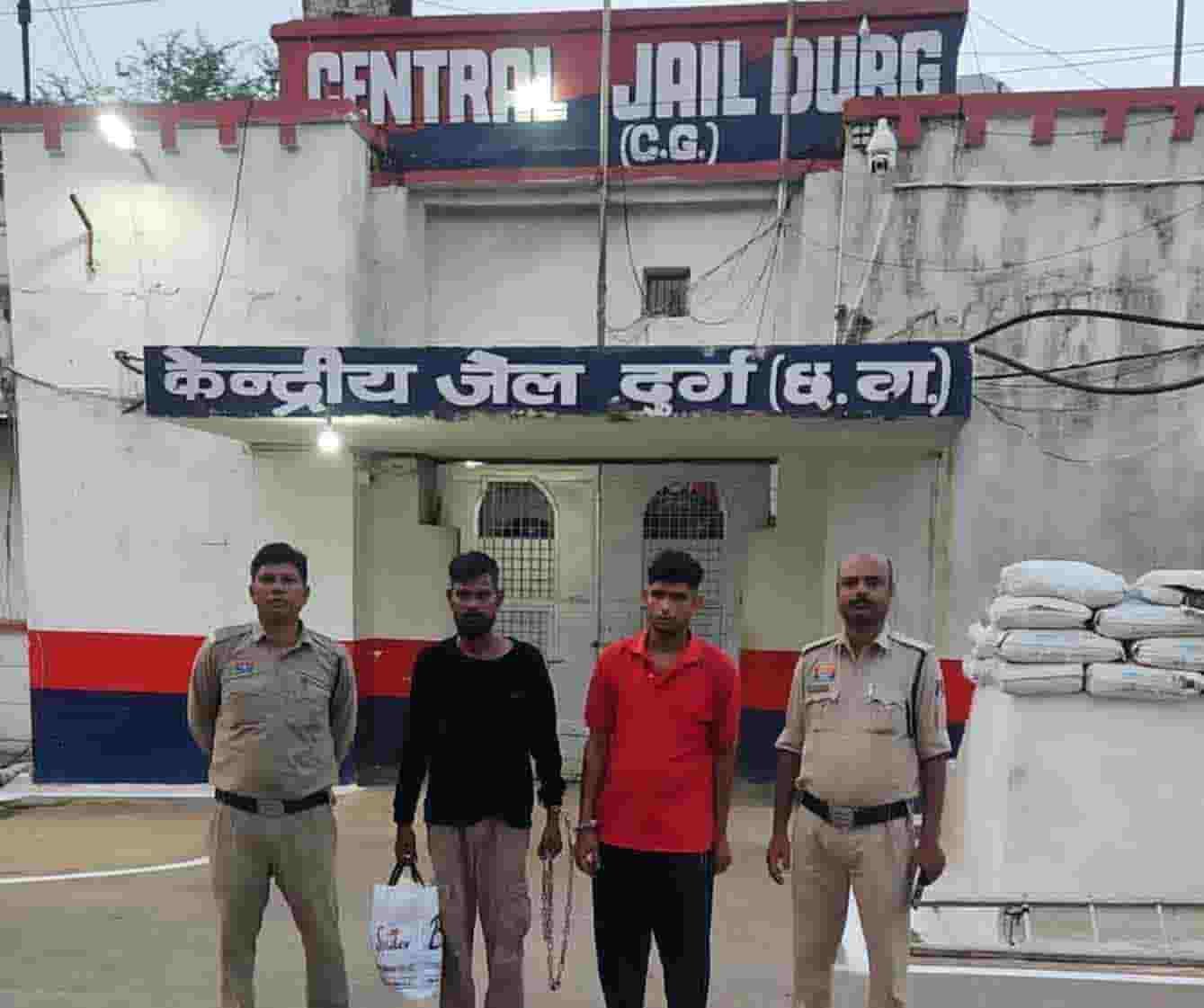 पुरानी रंजिश में युवक पर हमला, दो आरोपी गिरफ्तार; हथियार बरामद