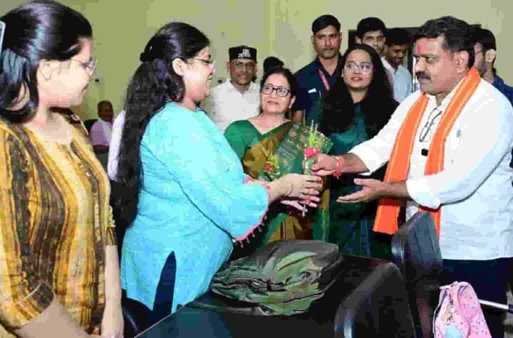 डॉक्टर बनना मंजिल नहीं, समाजसेवा असली लक्ष्य: विजय शर्मा