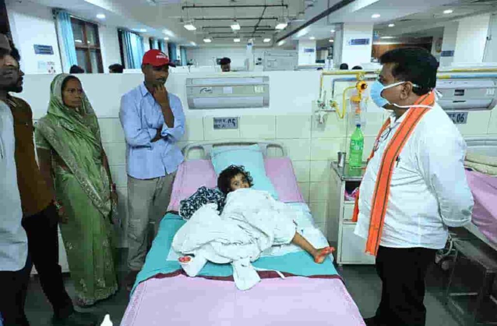 विजय शर्मा ने एम्स रायपुर में महाराष्ट्र हादसे के घायलों से की मुलाकात