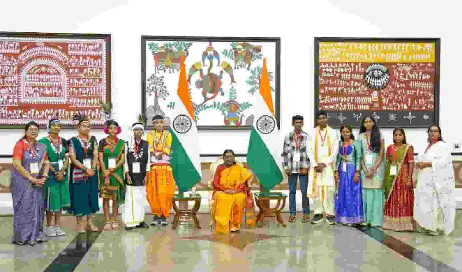 राष्ट्रपति से मुलाकात के बाद प्रतिभावान विद्यार्थी पहुंचे सीएम साय के पास, हुई सौजन्य भेंट