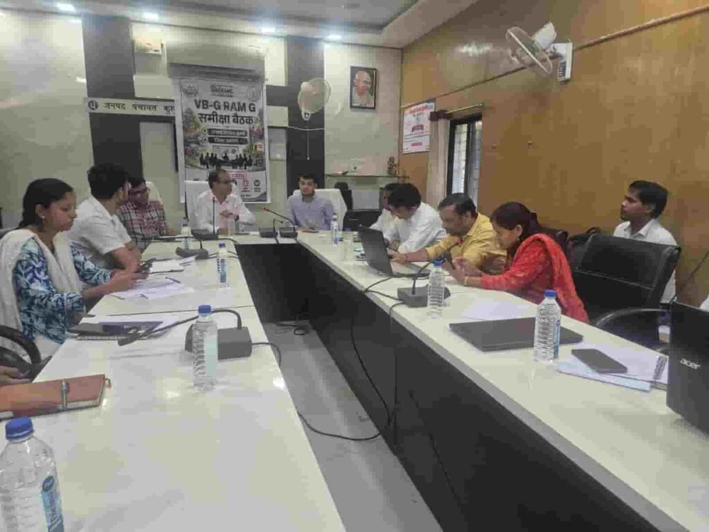 आयुक्त तारन प्रकाश सिन्हा ने कुरूद की ग्राम पंचायतों में योजनाओं और विकास कार्यों का किया निरीक्षण