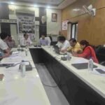 आयुक्त तारन प्रकाश सिन्हा ने कुरूद की ग्राम पंचायतों में योजनाओं और विकास कार्यों का किया निरीक्षण