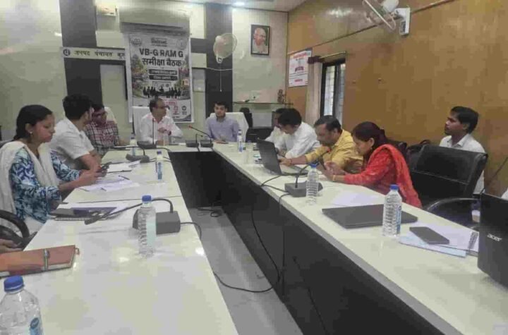 आयुक्त तारन प्रकाश सिन्हा ने कुरूद की ग्राम पंचायतों में योजनाओं और विकास कार्यों का किया निरीक्षण