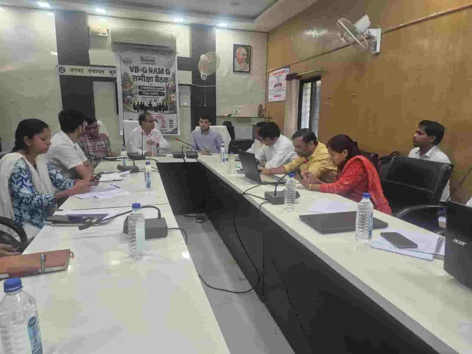 आयुक्त तारन प्रकाश सिन्हा ने कुरूद की ग्राम पंचायतों में योजनाओं और विकास कार्यों का किया निरीक्षण