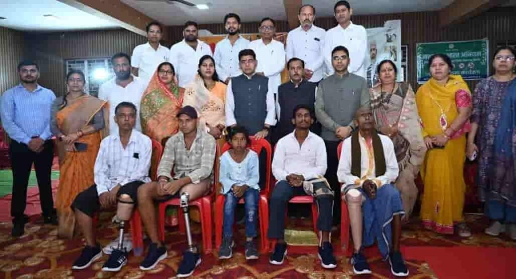 बलौदाबाजार में दिव्यांगजनों को बांटे गए सहायक उपकरण