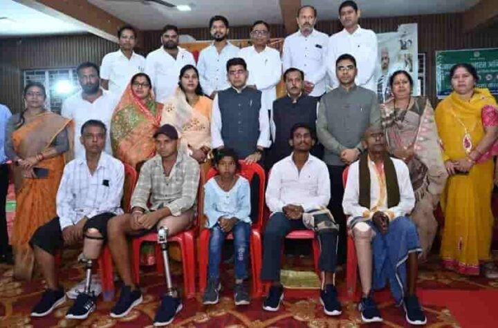 बलौदाबाजार में दिव्यांगजनों को बांटे गए सहायक उपकरण
