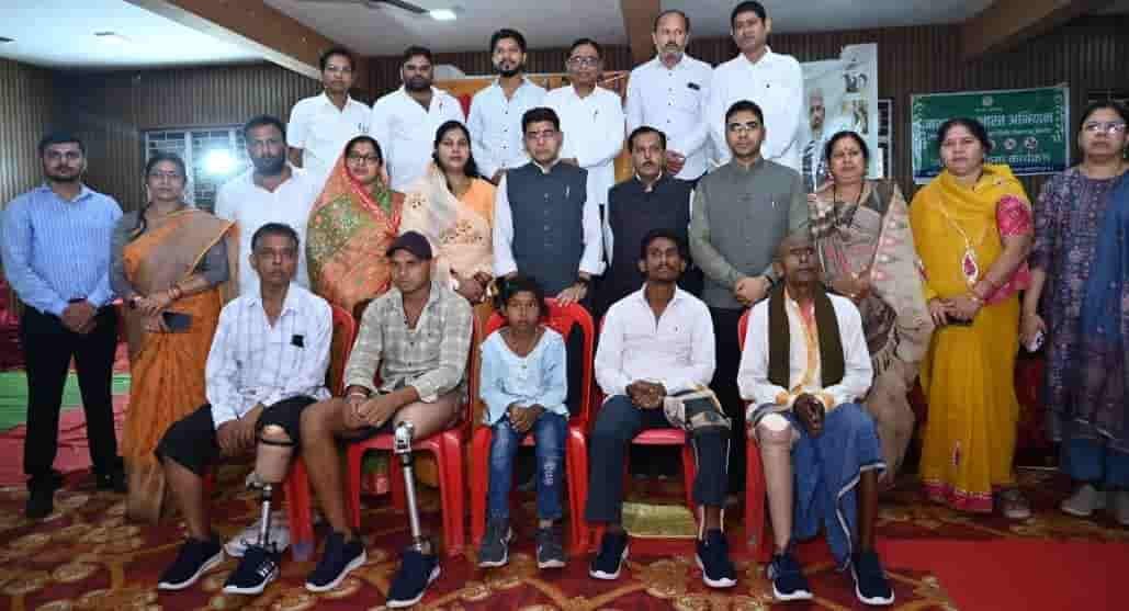 बलौदाबाजार में दिव्यांगजनों को बांटे गए सहायक उपकरण