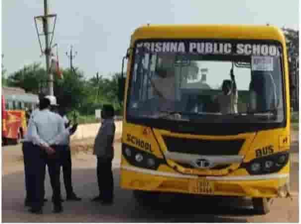 दुर्ग में नशे में स्कूल बस चलाते पकड़ा गया चालक