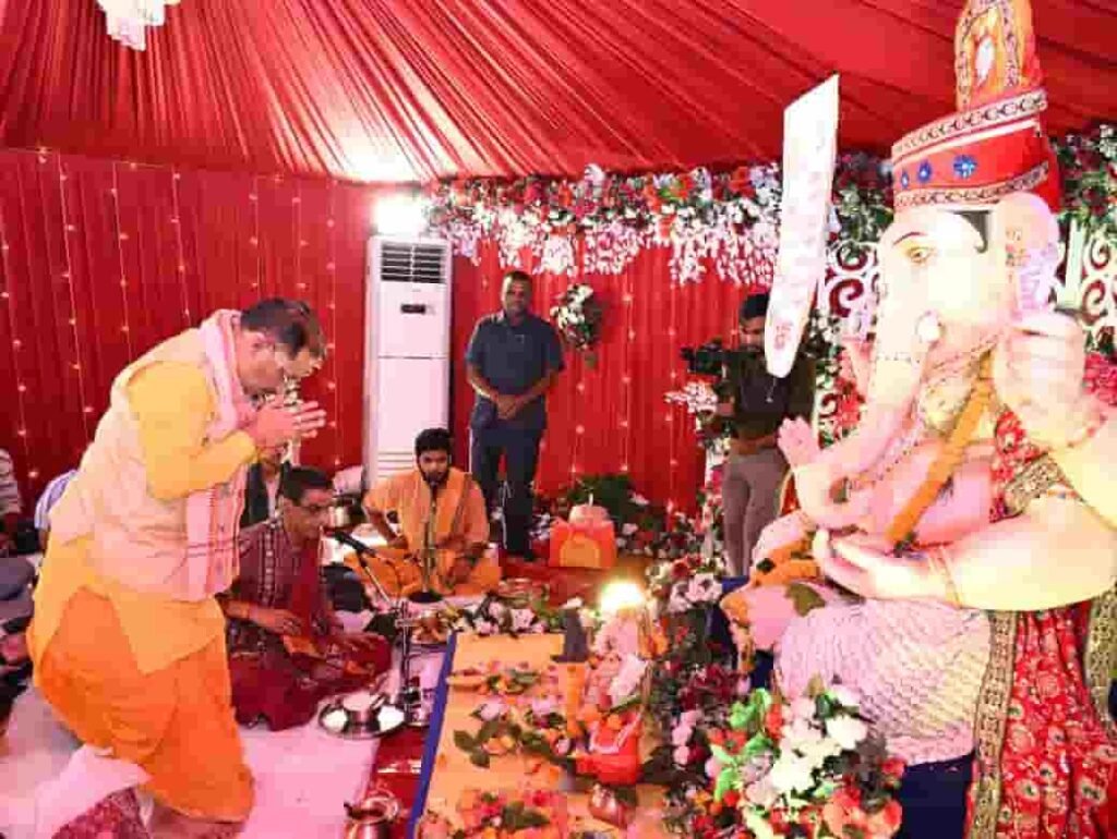 मुख्यमंत्री विष्णु देव साय ने परिवार संग मुख्यमंत्री निवास में की गणेश स्थापना