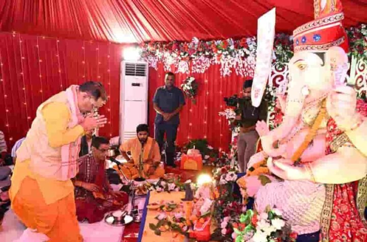 मुख्यमंत्री विष्णु देव साय ने परिवार संग मुख्यमंत्री निवास में की गणेश स्थापना