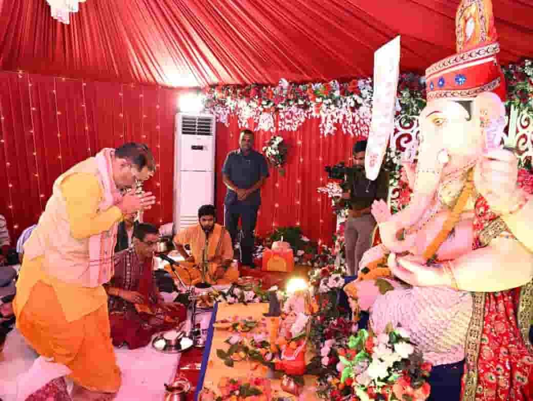 मुख्यमंत्री विष्णु देव साय ने परिवार संग मुख्यमंत्री निवास में की गणेश स्थापना