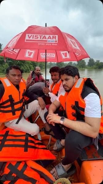 माड़ीन नदी में पेड़ पर फंसे ग्रामीण का सफल रेस्क्यू