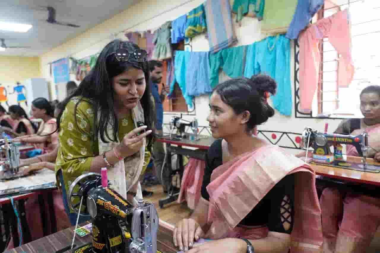 दिल्ली के 43 इंफ्लुएंसर्स ने नेतानार में देखा बस्तर का विकास