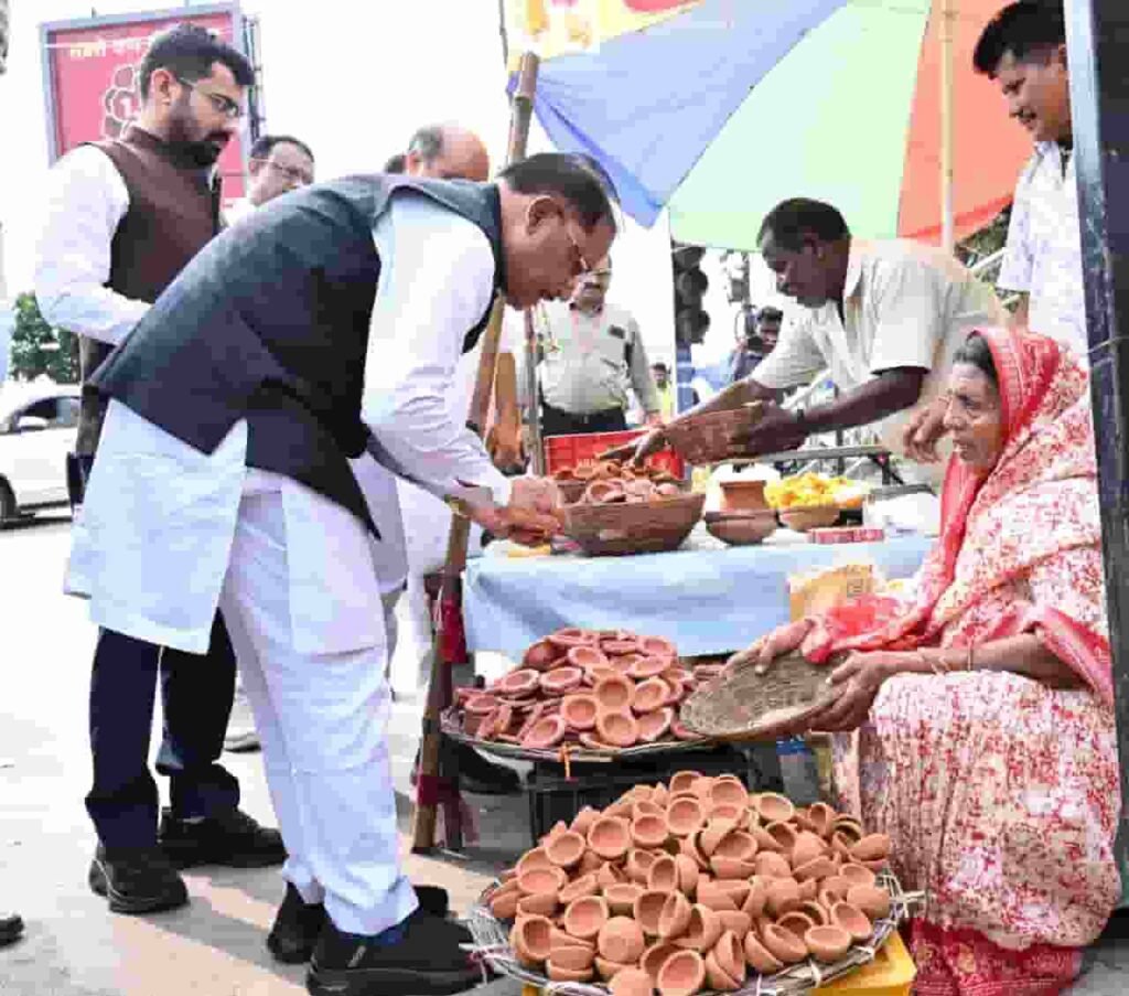 मुख्यमंत्री विष्णु देव साय ने मीरा के पसरे से खरीदा दीया